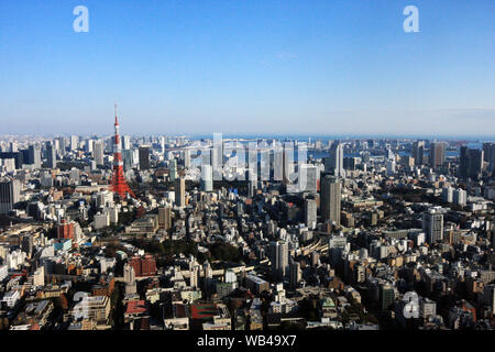 Blick auf die Straße von Tokyo Tower bei Nacht, in Japan Stockfoto