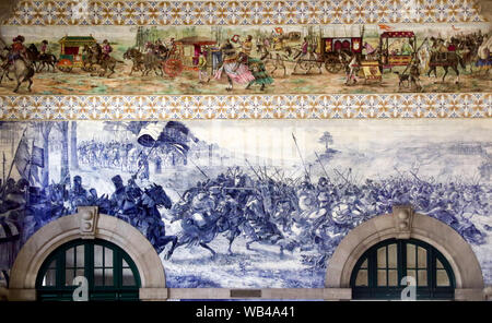 Mosaik Frieze und Fliesen in der Aula der Bahnhof Sao Bento in Porto, Portugal Stockfoto