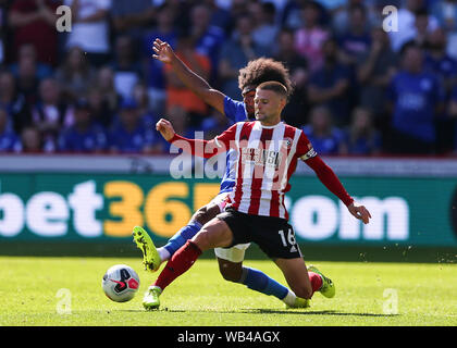 Sheffield, Großbritannien. 24. August 2019 und 24. August 2019; Bramall Lane, Sheffield, Yorkshire, England; Fußball der englischen Premier League, Sheffield United gegen Leicester City; Oliver Norwood von Sheffield United erhält der Ball vor Hamza Choudhury von Leicester City - streng nur für den redaktionellen Gebrauch bestimmt. Keine Verwendung mit nicht autorisierten Audio-, Video-, Daten-, Spielpläne, Verein/liga Logos oder "live" Dienstleistungen. On-line-in-Match mit 120 Bildern beschränkt, kein Video-Emulation. Keine Verwendung in Wetten, Spiele oder einzelne Verein/Liga/player Publikationen Quelle: Aktion Plus Sport Bilder/Alamy Live NewsEditorial nur verwenden, Lizenz re Stockfoto