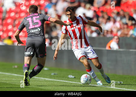 Stoke-on-Trent, Großbritannien. 24 Aug, 2019. Stoke City Mittelfeldspieler James McClean (11) wird von Leeds United defender Stuart Dallas angefochten (15) Während der EFL Sky Bet Championship Match zwischen Stoke City und Leeds United in der Bet365-Stadion, Stoke-on-Trent, England am 24. August 2019. Foto von Jurek Biegus. Nur die redaktionelle Nutzung, eine Lizenz für die gewerbliche Nutzung erforderlich. Keine Verwendung in Wetten, Spiele oder einer einzelnen Verein/Liga/player Publikationen. Credit: UK Sport Pics Ltd/Alamy leben Nachrichten Stockfoto