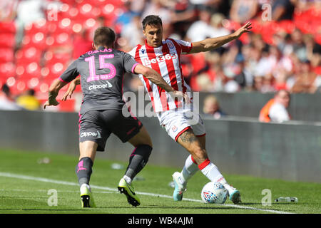 Stoke-on-Trent, Großbritannien. 24 Aug, 2019. Stoke City Mittelfeldspieler James McClean (11) wird von Leeds United defender Stuart Dallas angefochten (15) Während der EFL Sky Bet Championship Match zwischen Stoke City und Leeds United in der Bet365-Stadion, Stoke-on-Trent, England am 24. August 2019. Foto von Jurek Biegus. Nur die redaktionelle Nutzung, eine Lizenz für die gewerbliche Nutzung erforderlich. Keine Verwendung in Wetten, Spiele oder einer einzelnen Verein/Liga/player Publikationen. Credit: UK Sport Pics Ltd/Alamy leben Nachrichten Stockfoto