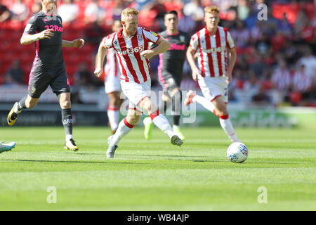 Stoke-on-Trent, Großbritannien. 24 Aug, 2019. Während der EFL Sky Bet Championship Match zwischen Stoke City und Leeds United in der Bet365-Stadion, Stoke-on-Trent, England am 24. August 2019. Foto von Jurek Biegus. Nur die redaktionelle Nutzung, eine Lizenz für die gewerbliche Nutzung erforderlich. Keine Verwendung in Wetten, Spiele oder einer einzelnen Verein/Liga/player Publikationen. Credit: UK Sport Pics Ltd/Alamy leben Nachrichten Stockfoto