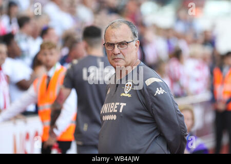 Stoke-on-Trent, Großbritannien. 24 Aug, 2019. Leeds United Manager Marcelo Bielsa während der efl Sky Bet Championship Match zwischen Stoke City und Leeds United in der Bet365-Stadion, Stoke-on-Trent, England am 24. August 2019. Foto von Jurek Biegus. Nur die redaktionelle Nutzung, eine Lizenz für die gewerbliche Nutzung erforderlich. Keine Verwendung in Wetten, Spiele oder einer einzelnen Verein/Liga/player Publikationen. Credit: UK Sport Pics Ltd/Alamy leben Nachrichten Stockfoto