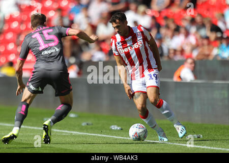 Stoke-on-Trent, Großbritannien. 24 Aug, 2019. Stoke City Mittelfeldspieler James McClean (11) wird von Leeds United defender Stuart Dallas angefochten (15) Während der EFL Sky Bet Championship Match zwischen Stoke City und Leeds United in der Bet365-Stadion, Stoke-on-Trent, England am 24. August 2019. Foto von Jurek Biegus. Nur die redaktionelle Nutzung, eine Lizenz für die gewerbliche Nutzung erforderlich. Keine Verwendung in Wetten, Spiele oder einer einzelnen Verein/Liga/player Publikationen. Credit: UK Sport Pics Ltd/Alamy leben Nachrichten Stockfoto