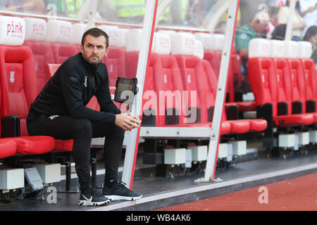 Stoke-on-Trent, Großbritannien. 24 Aug, 2019. Stoke City Manager Nathan Jones bei der EFL Sky Bet Championship Match zwischen Stoke City und Leeds United in der Bet365-Stadion, Stoke-on-Trent, England am 24. August 2019. Foto von Jurek Biegus. Nur die redaktionelle Nutzung, eine Lizenz für die gewerbliche Nutzung erforderlich. Keine Verwendung in Wetten, Spiele oder einer einzelnen Verein/Liga/player Publikationen. Credit: UK Sport Pics Ltd/Alamy leben Nachrichten Stockfoto