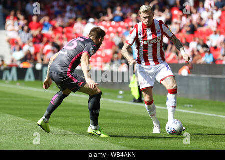 Stoke-on-Trent, Großbritannien. 24 Aug, 2019. Stoke City Mittelfeldspieler James McClean (11) wird von Leeds United defender Stuart Dallas angefochten (15) Während der EFL Sky Bet Championship Match zwischen Stoke City und Leeds United in der Bet365-Stadion, Stoke-on-Trent, England am 24. August 2019. Foto von Jurek Biegus. Nur die redaktionelle Nutzung, eine Lizenz für die gewerbliche Nutzung erforderlich. Keine Verwendung in Wetten, Spiele oder einer einzelnen Verein/Liga/player Publikationen. Credit: UK Sport Pics Ltd/Alamy leben Nachrichten Stockfoto