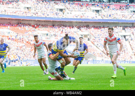 London, Großbritannien. 24. Aug 2019. St Helens v Warrington Wolves Coral das Endspiel um den Challenge Cup 2019 im Wembley Stadium - Warrington Wolves Murdoch Masila Kerben der zweiten versuchen Credit: John Hopkins/Alamy leben Nachrichten Stockfoto