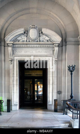 Tür am Haupteingang der U.S. EPA Hauptsitz; William Jefferson Clinton Federal Building auf 12th Street, N.W., Washington, D.C. Die Inschrift über der Tür ist Post Abteilung. Das Gebäude war das Hauptquartier der US-Post bis 1971. (Die Farbe aus dem Original angepasst.) Original Bildunterschrift: äußere Tür an der William Jefferson Clinton Federal Building im Federal Triangle in Washington, D.C., auf 12th Street von der Alten Post und Häuser der U.S. Environmental Protection Agency. Stockfoto