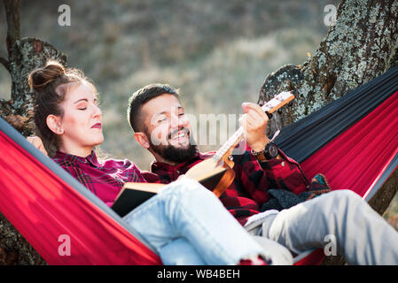 Paar Spaß in einer Hängematte auf ein Picknick im Freien Stockfoto