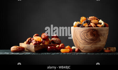 Getrocknete Früchte und Nüsse in Holz- Gericht. Kopieren Sie Platz. Stockfoto