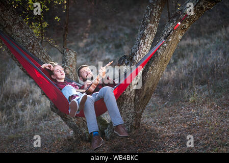 Paar Spaß in einer Hängematte auf ein Picknick im Freien Stockfoto