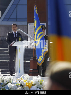 Kiew, Ukraine. 24 Aug, 2019. Der Präsident der Ukraine VOLODYMYR ZELENSKY spricht während der Feierlichkeiten anlässlich des Tag der Unabhängigkeit auf dem Platz der Unabhängigkeit in Kiew, Ukraine, 24. August 2019. Die ukrainer Mark zum 28. Jahrestag der Unabhängigkeit der Ukraine von der Sowjetunion seit 1991. Credit: Serg Glovny/ZUMA Draht/Alamy leben Nachrichten Stockfoto