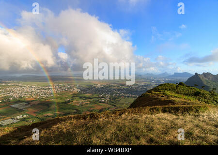 Regenbogen als von Le Pouce, Mauritius gesehen Stockfoto