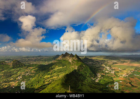 Regenbogen als von Le Pouce, Mauritius gesehen Stockfoto