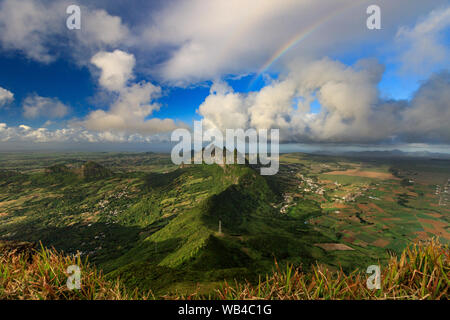 Regenbogen als von Le Pouce, Mauritius gesehen Stockfoto