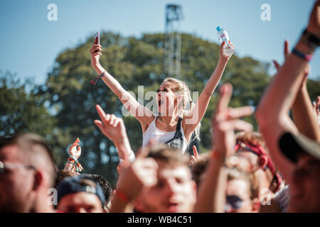 Leeds, Großbritannien. 24. August 2019. Warme Sonne als der Gast genießt der zweite Tag an Leeds Festival, UK. Stockfoto