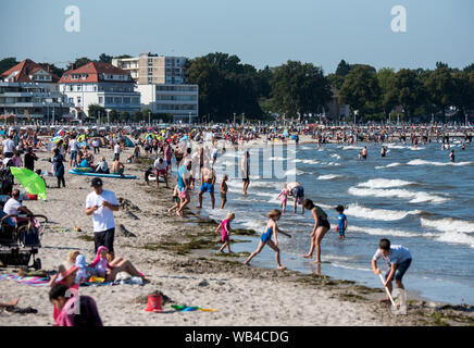 Lübeck-Travemünde, Deutschland. 24. August 2019, Schleswig-Holstein, Lübeck-Travemünde: Zahlreiche Menschen genießen das gute Wetter am Strand und im Wasser der Ostsee. Foto: Daniel Bockwoldt/dpa Quelle: dpa Picture alliance/Alamy leben Nachrichten Stockfoto