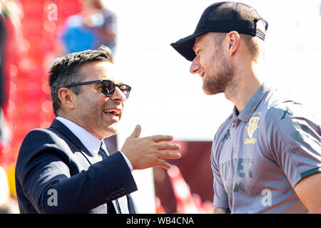 Stoke-on-Trent, Großbritannien. 24 Aug, 2019. Andrea Radrizanni Aktien ein Witz mit Liam Cooper von Leeds Utd vor Kick off. EFL Skybet Meisterschaft übereinstimmen, Stoke City v Leeds United auf der Bet365-Stadion in Stoke on Trent am Samstag, den 24. August 2019. Dieses Bild dürfen nur für redaktionelle Zwecke verwendet werden. Nur die redaktionelle Nutzung, eine Lizenz für die gewerbliche Nutzung erforderlich. Keine Verwendung in Wetten, Spiele oder einer einzelnen Verein/Liga/player Publikationen. pic von Lewis Mitchell/Andrew Orchard sport Fotografie/Alamy Live news Credit: Andrew Orchard sport Fotografie/Alamy leben Nachrichten Stockfoto