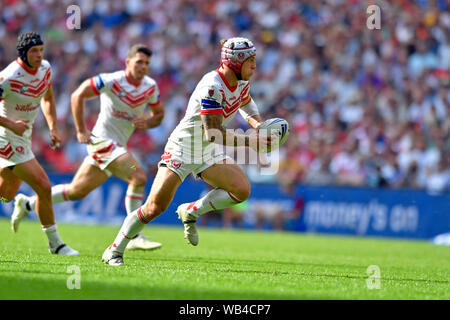 London, Großbritannien. 24 August, 2019. Wembley Stadion, London, England; Rugby Football League Coral das Endspiel um den Challenge Cup, Warrington Wolves gegen St Helens; Theo Fages von St Helens läuft nach vorne mit dem Ball - redaktionelle Verwendung. Credit: Aktion Plus Sport Bilder/Alamy Live News Credit: Aktion Plus Sport Bilder/Alamy Live News Credit: Aktion Plus Sport Bilder/Alamy Live News Credit: Aktion Plus Sport Bilder/Alamy leben Nachrichten Stockfoto