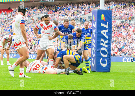 London, Großbritannien. 24. Aug 2019. St Helens v Warrington Wolves Coral das Endspiel um den Challenge Cup 2019 im Wembley Stadium - Warrington Wolves Joe Philbin Kerben der erste Versuch Credit: John Hopkins/Alamy leben Nachrichten Stockfoto