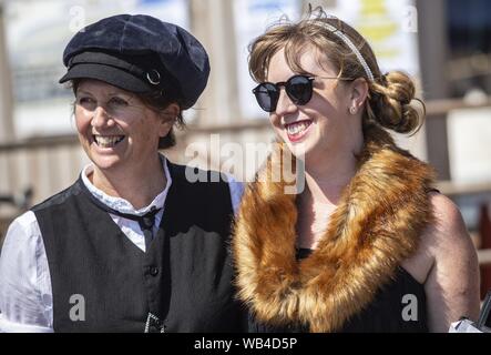 Sidmouth, 24 Aug 19 Läufern in den dreibeinigen Rennen während der Bank Holiday Sun in Honiton, Devon. Credit: Foto Central/Alamy leben Nachrichten Stockfoto