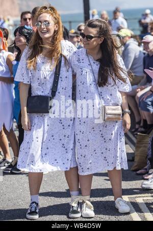 Sidmouth, 24 Aug 19 Läufern in den dreibeinigen Rennen während der Bank Holiday Sun in Honiton, Devon. Credit: Foto Central/Alamy leben Nachrichten Stockfoto