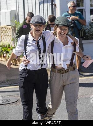 Sidmouth, 24 Aug 19 Läufer auf den Dreibeinigen Rennen in Bank Holiday Sonnenschein in Honiton, Devon. Credit: Foto Central/Alamy leben Nachrichten Stockfoto