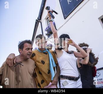 Sidmouth, 24 Aug 19 Läufer hatten sechs Kneipen zu besuchen, und Trinken 0,33 an jedem, während n Die drei Beinen Rennen am Feiertag Saturdayat Honiton, Devon. Foto Central/Alamy leben Nachrichten Stockfoto