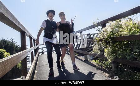 Sidmouth, 24 Aug 19 Läufer Kopf weg auf den Dreibeinigen Rennen in Bank Holiday Sonnenschein in Honiton, Devon. Foto Central/Alamy leben Nachrichten Stockfoto