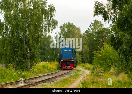 Jekaterinburg, Russland - Juli 10, 2019: Rangierlokomotive TGM 6 auf einer Bahnstrecke unter den Wald Stockfoto