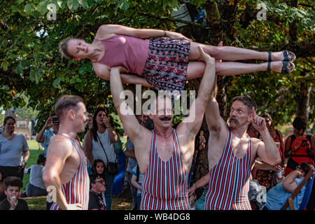 London, Großbritannien. 24 Aug, 2019. Opel Vergnügen Gärten waren zurück in die Zeit der viktorianischen Erfahrung, diese kleine Ecke von South London in einem viktorianischen themed Vergnügungspark verwandelt, mit lebhaften, Spaß, neugierig Zirkusartisten und Musik bringt Viktorianische Vorstellungen von Leben über den ganzen Tag. Zusammen mit Seiltänzer, starke Männer, Music Hall Bands, Stelzenläufer Herr und Frau Flora ganz in duftenden Seidenblumen kostümiert sind. Paul Quezada-Neiman/Alamy Live News Credit: Paul Quezada-Neiman/Alamy leben Nachrichten Stockfoto