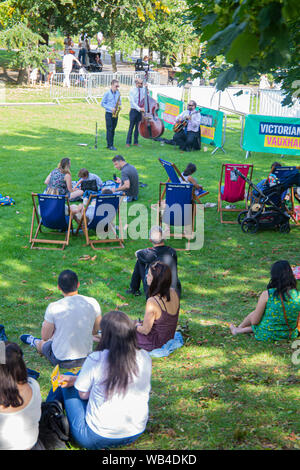 London, Großbritannien. 24 Aug, 2019. Opel Vergnügen Gärten waren zurück in die Zeit der viktorianischen Erfahrung, diese kleine Ecke von South London in einem viktorianischen themed Vergnügungspark verwandelt, mit lebhaften, Spaß, neugierig Zirkusartisten und Musik bringt Viktorianische Vorstellungen von Leben über den ganzen Tag. Zusammen mit Seiltänzer, starke Männer, Music Hall Bands, Stelzenläufer Herr und Frau Flora ganz in duftenden Seidenblumen kostümiert sind. Paul Quezada-Neiman/Alamy Live News Credit: Paul Quezada-Neiman/Alamy leben Nachrichten Stockfoto