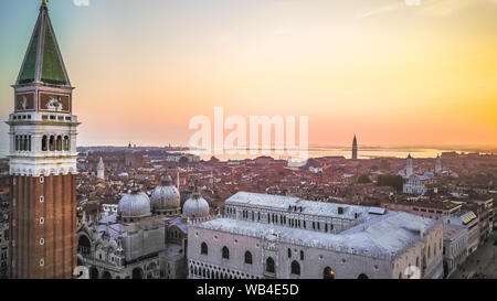 Blick auf den Sonnenaufgang in Venedig von oben Stockfoto