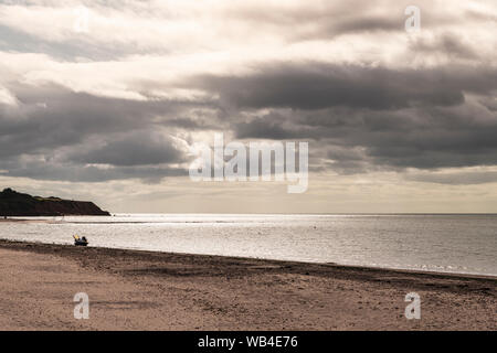 Exmouth Strand an einem Sommermorgen mit einer noch Meer und warmes Licht. 14. August 2019 Stockfoto