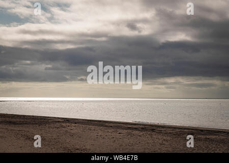 Exmouth Strand an einem Sommermorgen mit einer noch Meer und warmes Licht. 14. August 2019 Stockfoto