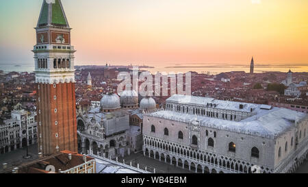 Blick auf den Sonnenaufgang in Venedig von oben Stockfoto