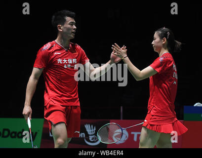 Basel, Schweiz. 24 Aug, 2019. Chinas Zheng Siwei (L)/Huang Yaqiong Feiern im gemischten Doppel simifinal Match gegen Japan's Yuta Watanabe/Arisa higashino an der BWF Badminton World Championships 2019 in Basel, Schweiz, 12.08.24, 2019. Credit: Li Jundong/Xinhua/Alamy leben Nachrichten Stockfoto