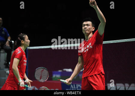 Basel, Schweiz. 24 Aug, 2019. Chinas Zheng Siwei/Huang Yaqiong Feiern nach dem gemischten Doppel simifinal Match gegen Japan's Yuta Watanabe/Arisa higashino an der BWF Badminton World Championships 2019 in Basel, Schweiz, 12.08.24, 2019. Credit: Li Jundong/Xinhua/Alamy leben Nachrichten Stockfoto