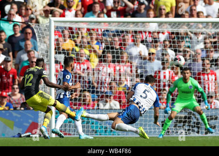 Brighton, UK. 24 Aug, 2019. Southampton, Moussa Djenepo Triebe und Kerben während der Premier League Match zwischen Brighton und Hove Albion und Southampton an der American Express Community Stadium, Brighton und Hove am Samstag, den 24. August 2019. (Credit: Jon Bromley | MI Nachrichten) Credit: MI Nachrichten & Sport/Alamy leben Nachrichten Stockfoto