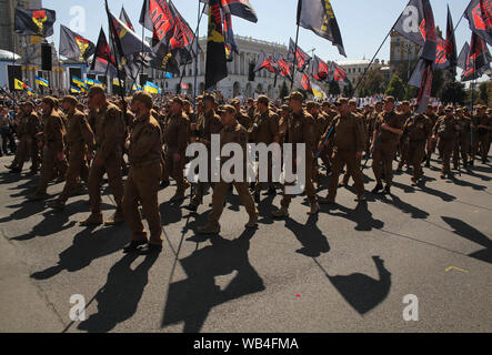 Kiew, Ukraine. 24 Aug, 2019. Ukrainischen Veteranen des Konflikts im Osten der Ukraine, Ehrenamtliche, Mitglieder der Freiwilligentätigkeit Bataillone und Verwandte von ukrainischen Soldaten, die während eines Konflikts gestorben an der März der Ukraine Verteidiger sich den 'Independence Day' Feier in der Innenstadt von Kiew, Ukraine, 24. August 2019. Die ukrainer Mark zum 28. Jahrestag der Unabhängigkeit der Ukraine. Credit: sergii Kharchenko/ZUMA Draht/Alamy leben Nachrichten Stockfoto