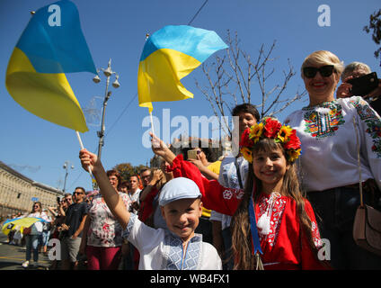 Kiew, Ukraine. 24 Aug, 2019. Kids wave eine Nationale Flaggen während der März der Ukraine Verteidiger sich den 'Independence Day' Feier in der Innenstadt von Kiew, Ukraine, 24. August 2019. Die ukrainer Mark zum 28. Jahrestag der Unabhängigkeit der Ukraine. Credit: sergii Kharchenko/ZUMA Draht/Alamy leben Nachrichten Stockfoto