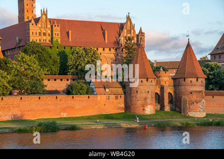 Sterben, mittelalterliche Ordensburg Marienburg des Deutschen Ordens am Fluss Fluß Nogat, Malbork, Polen, Europa | Das Schloss des Deutschen Ordens an der Nog Stockfoto