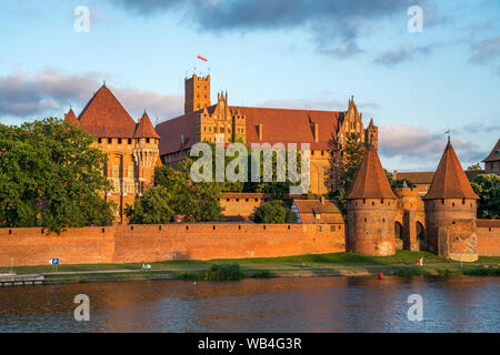 Sterben, mittelalterliche Ordensburg Marienburg des Deutschen Ordens am Fluss Fluß Nogat, Malbork, Polen, Europa | Das Schloss des Deutschen Ordens an der Nog Stockfoto