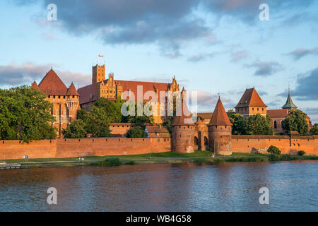 Sterben, mittelalterliche Ordensburg Marienburg des Deutschen Ordens am Fluss Fluß Nogat, Malbork, Polen, Europa | Das Schloss des Deutschen Ordens an der Nog Stockfoto