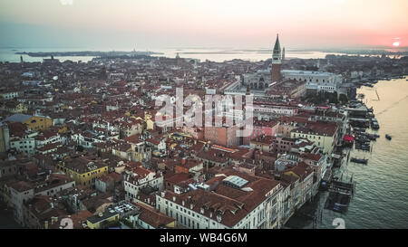 Blick auf den Sonnenaufgang in Venedig von oben Stockfoto