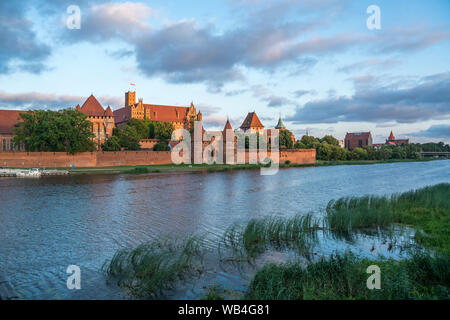 Sterben, mittelalterliche Ordensburg Marienburg des Deutschen Ordens am Fluss Fluß Nogat, Malbork, Polen, Europa | Das Schloss des Deutschen Ordens an der Nog Stockfoto