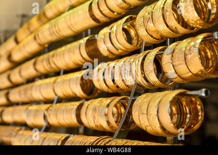 Zeilen aus Gold Armbänder als Hintergrund in ein Juweliergeschäft auf der Grand Bazaar. Istanbul, Türkei Stockfoto