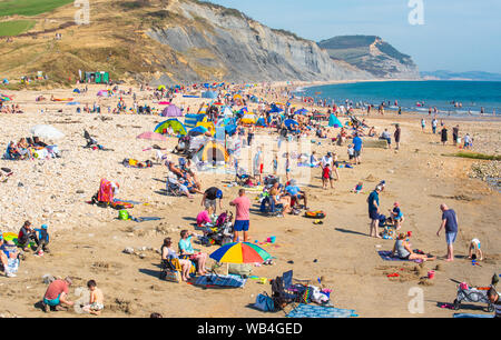 Charmouth, Dorset, Großbritannien. 24 Aug, 2019. UK Wetter: Der Küstenort Charmouth (Lyme Regis' ruhigeren Nachbarn) war besetzt, als Sonnenanbeter am Strand strömten bis die heiße Sonne über die August Bank Holiday Wochenende zu genießen. Credit: Celia McMahon/Alamy leben Nachrichten Stockfoto