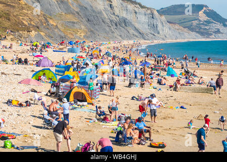 Charmouth, Dorset, Großbritannien. 24 Aug, 2019. UK Wetter: Der Küstenort Charmouth (Lyme Regis' ruhigeren Nachbarn) war besetzt, als Sonnenanbeter am Strand strömten bis die heiße Sonne über die August Bank Holiday Wochenende zu genießen. Credit: Celia McMahon/Alamy leben Nachrichten Stockfoto