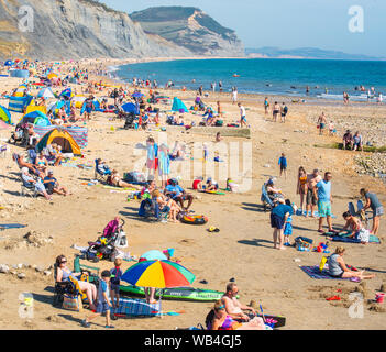 Charmouth, Dorset, Großbritannien. 24 Aug, 2019. UK Wetter: Der Küstenort Charmouth (Lyme Regis' ruhigeren Nachbarn) war besetzt, als Sonnenanbeter am Strand strömten bis die heiße Sonne über die August Bank Holiday Wochenende zu genießen. Credit: Celia McMahon/Alamy leben Nachrichten Stockfoto